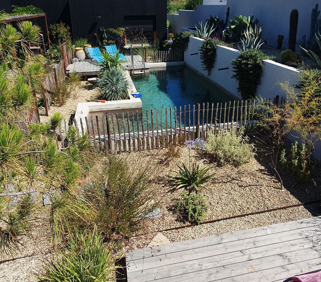 Bassin intégré dans un jardin méditerranéen