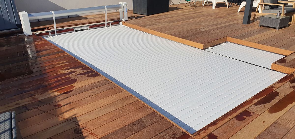 Volet roulant immergé sur terrasse bois